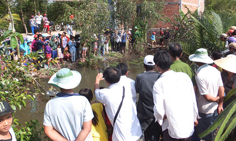 người dân tò mò