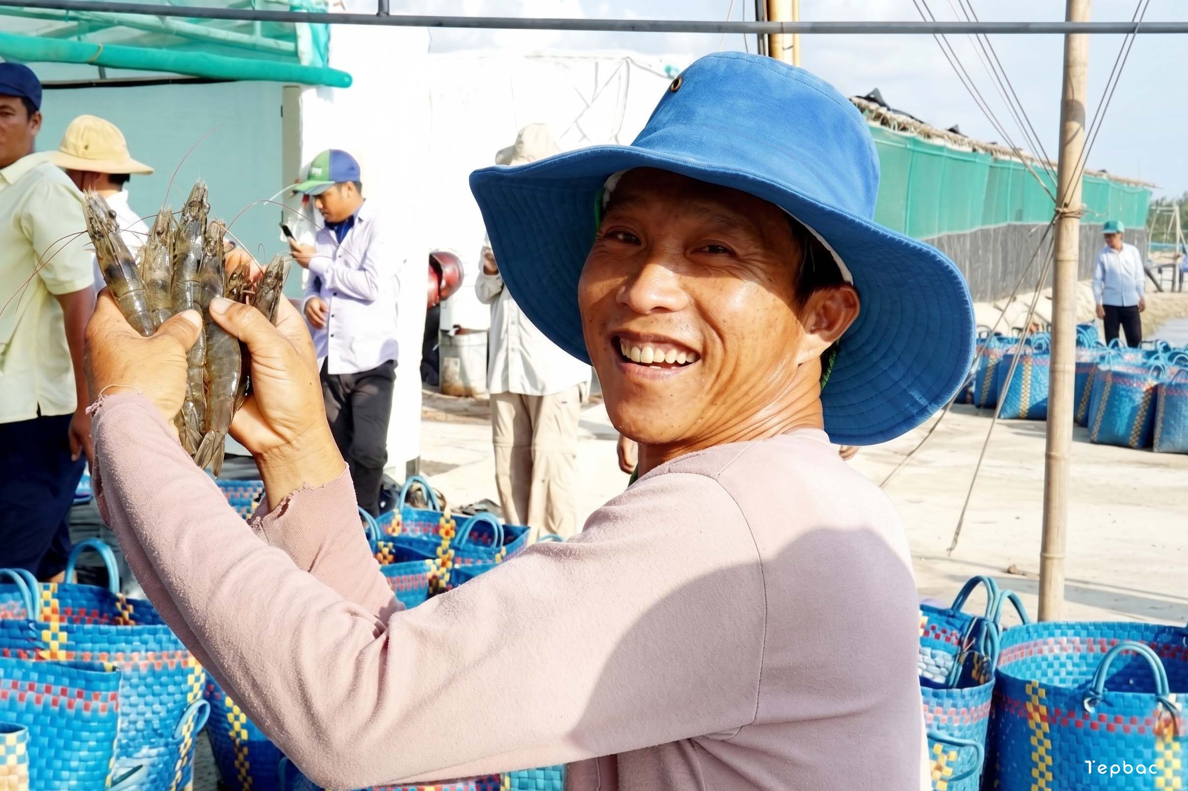 nông dân cầm tôm trên tay