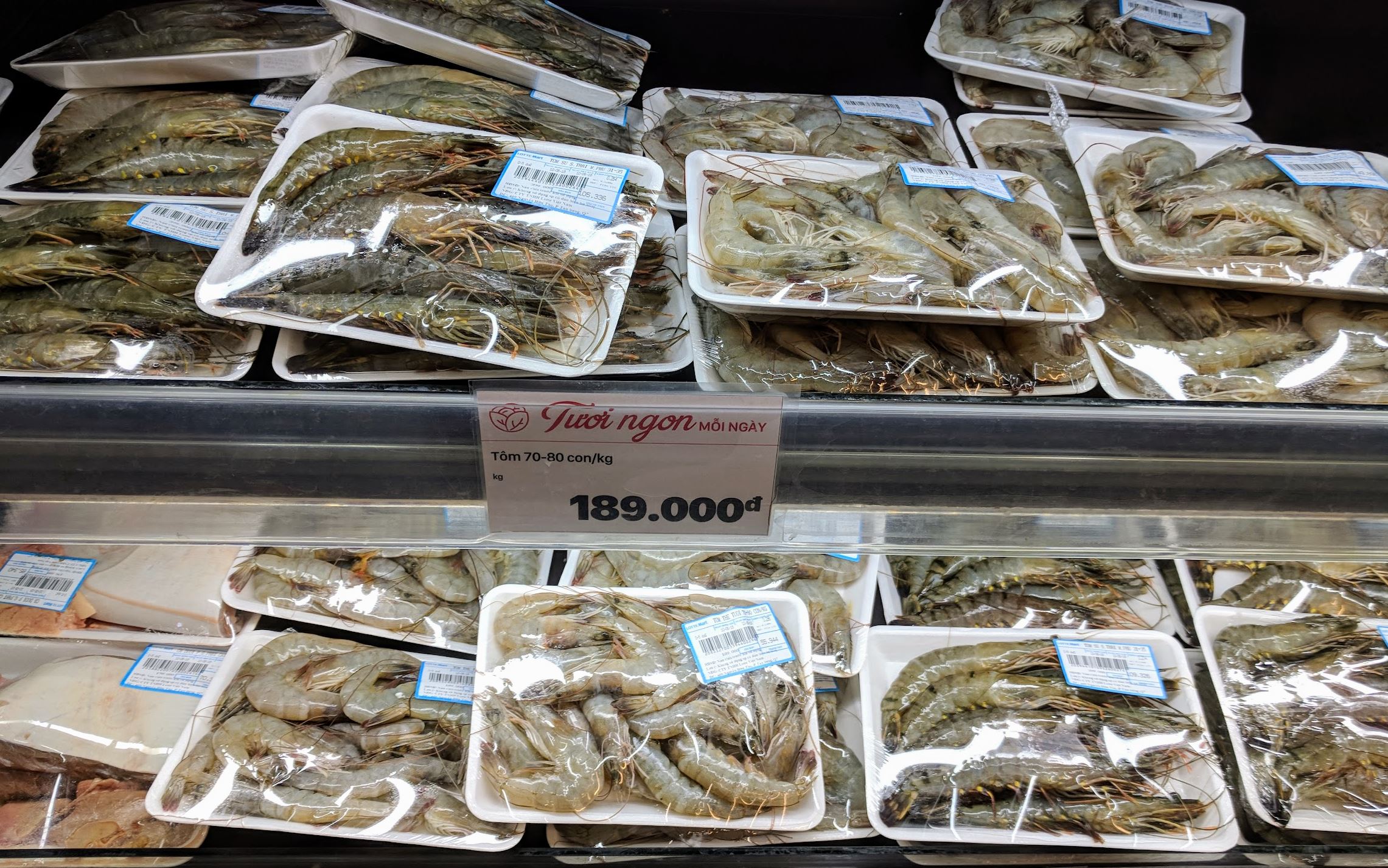 Tôm trên kệ siêu thị