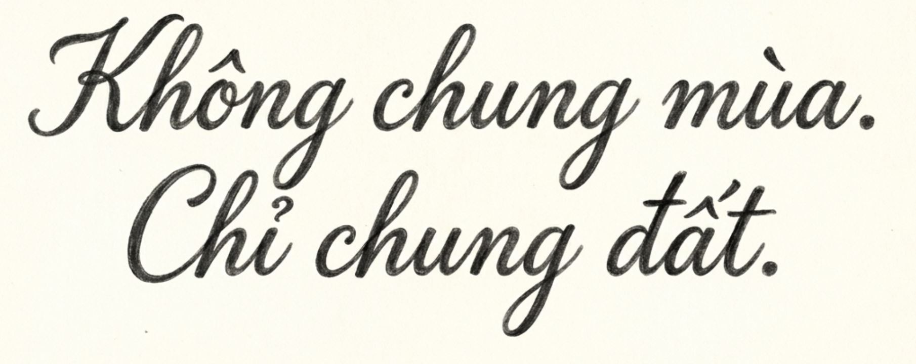 Dòng chữ tiếng Việt viết tay mềm mại trên giấy có nội dung Không chung mùa. Chỉ chung đất.