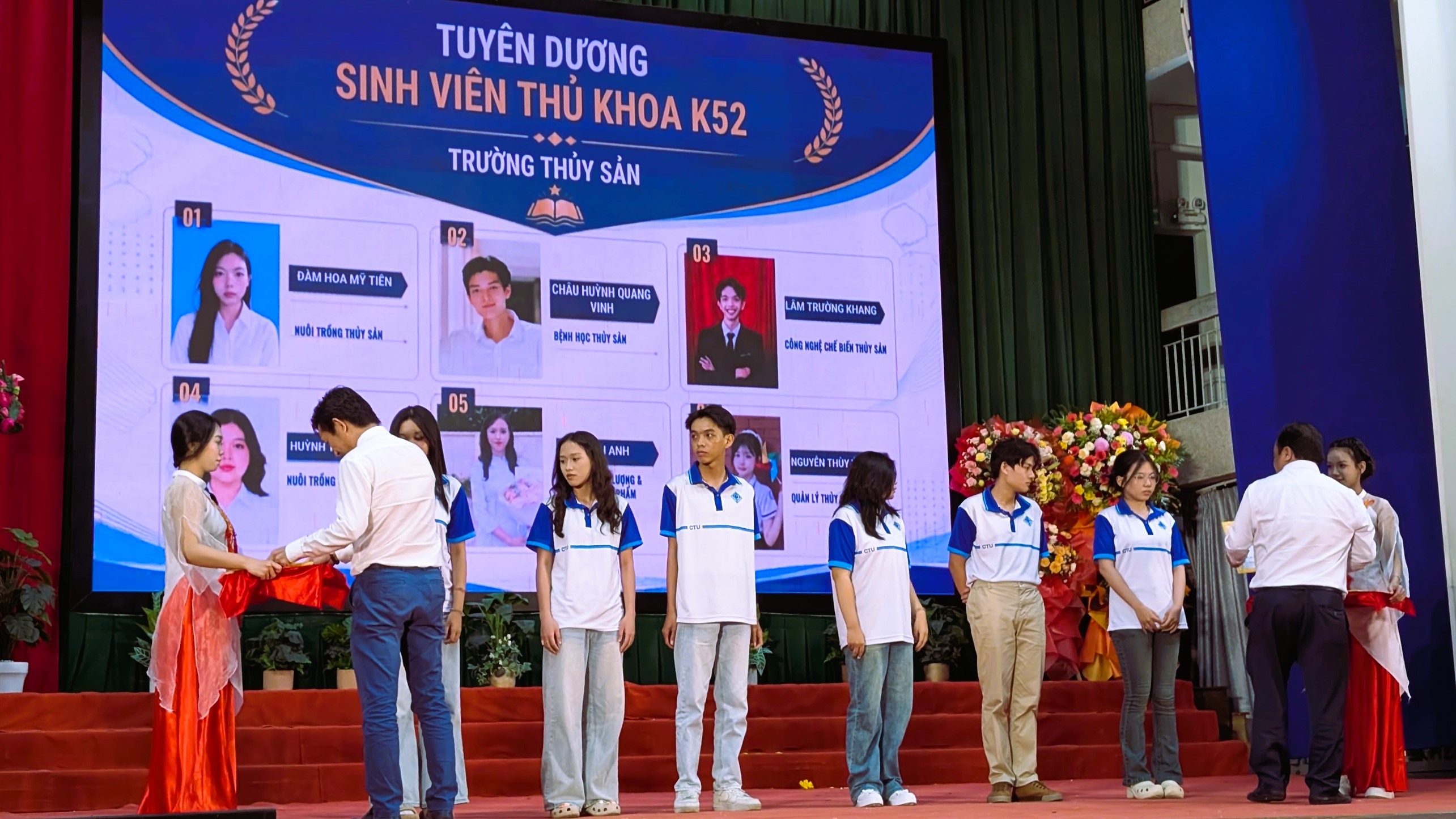 Lễ tuyên dương sinh viên thủ khoa K52 Trường Thủy sản Sinh viên nhận khen thưởng trên sân khấu trong lễ tuyên dương thủ khoa K52 Trường Thủy sản.