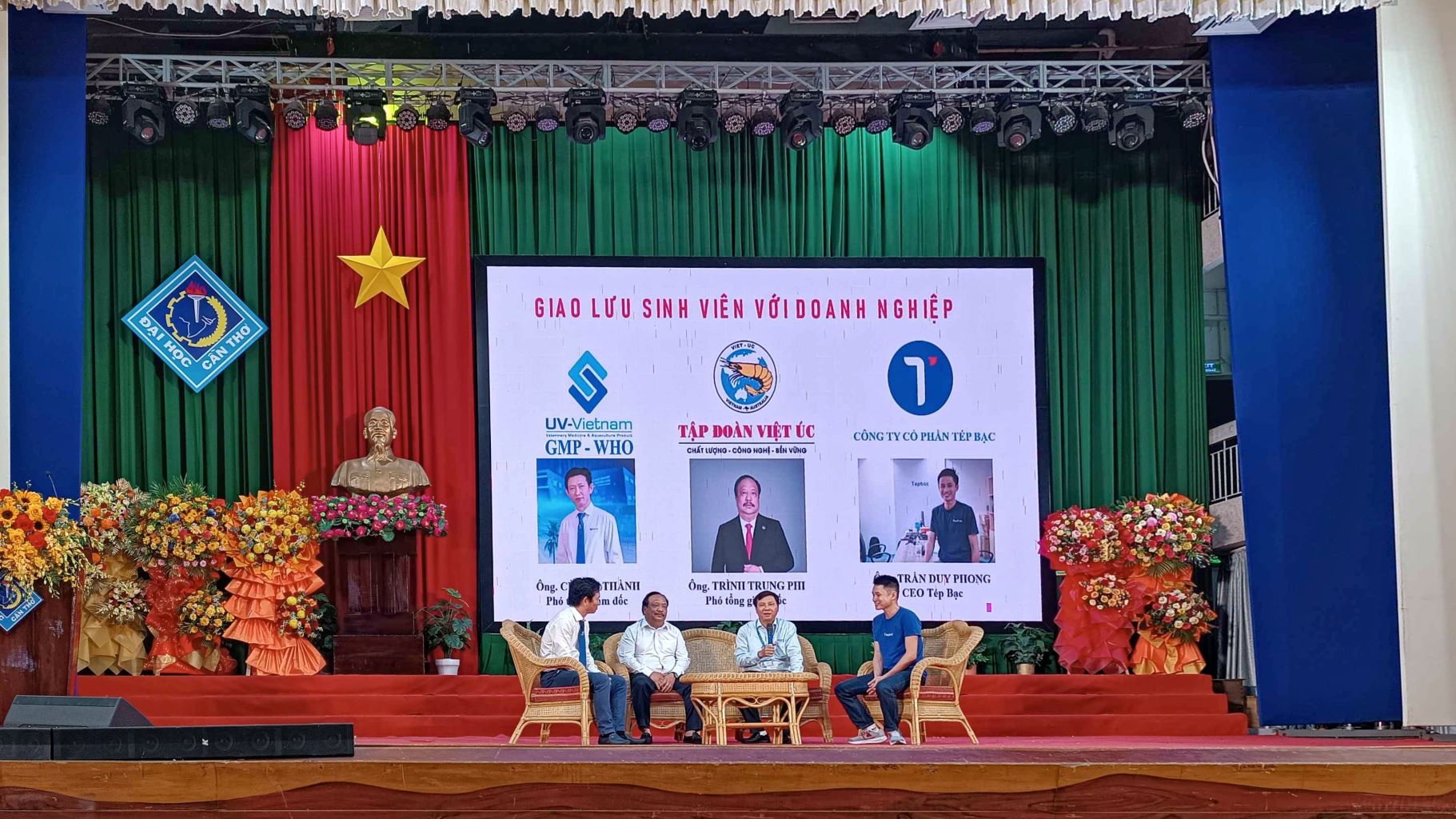 Chương trình giao lưu sinh viên với doanh nghiệp tại Đại học Cần Thơ Sân khấu buổi giao lưu sinh viên với các doanh nghiệp thủy sản