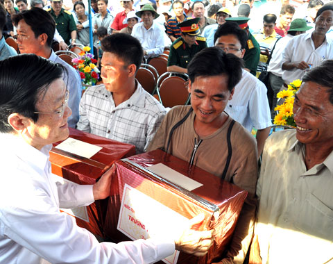 Chủ tịch nước tặng quà cho ngư dân tiêu biểu bám biển Hoàng Sa, Trường Sa ở huyện đảo Lý Sơn. Ảnh: Trí Tín