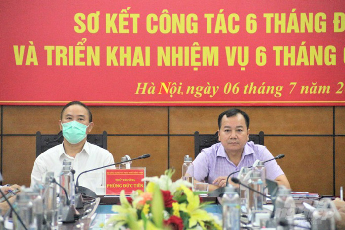 Thứ trưởng Phùng Đức Tiến và Tổng cục trưởng Tổng cục Thủy sản Trần Đình Luân 