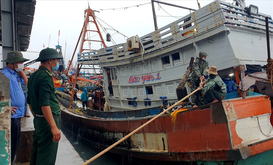 tàu cá vào càng Ninh Chữ