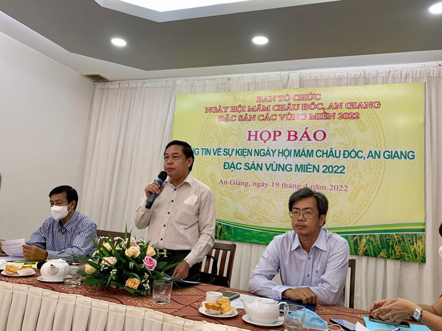 họp báo