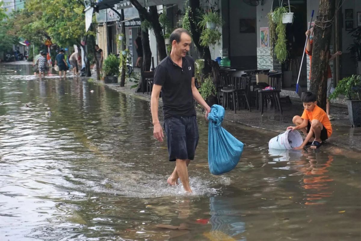 Người dân ra vớt cá