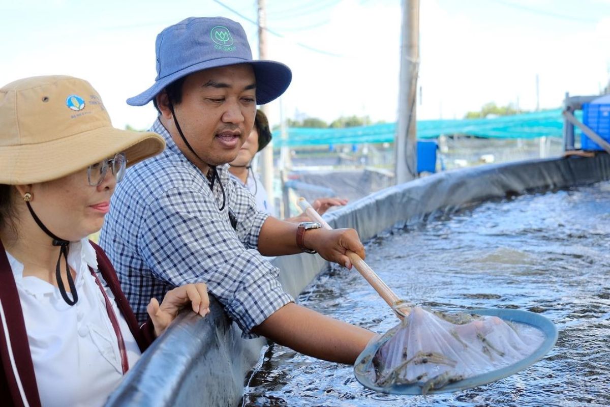 ThS. Huỳnh Hàn Châu cùng cán bộ