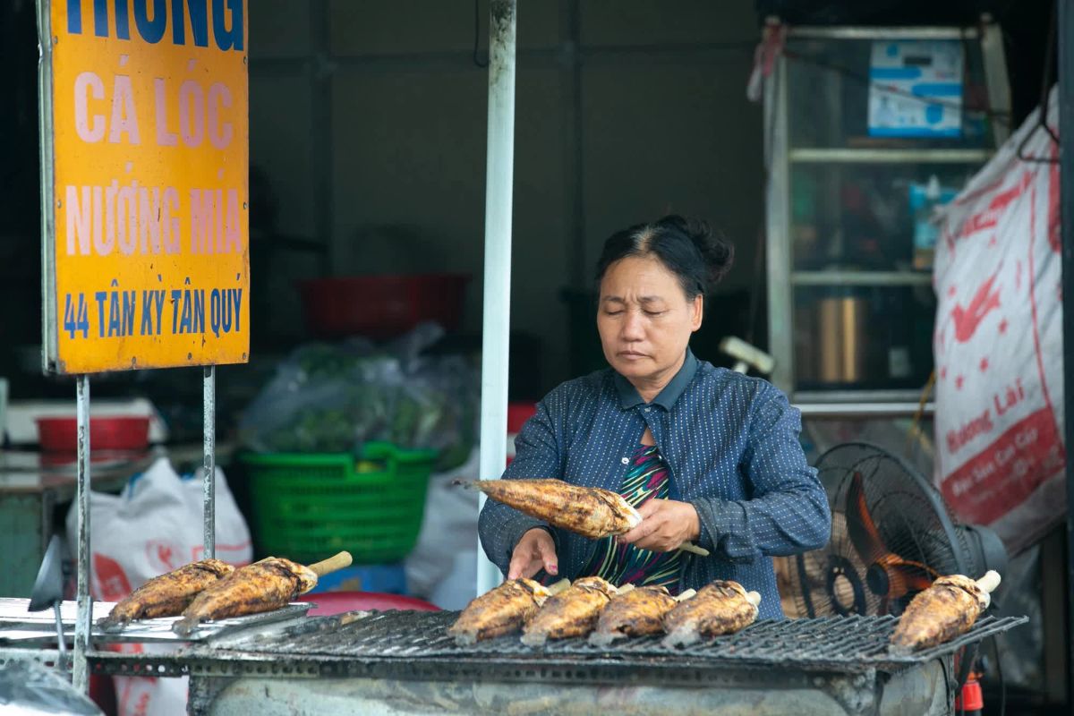 Gian hàng bán cá lóc nướng