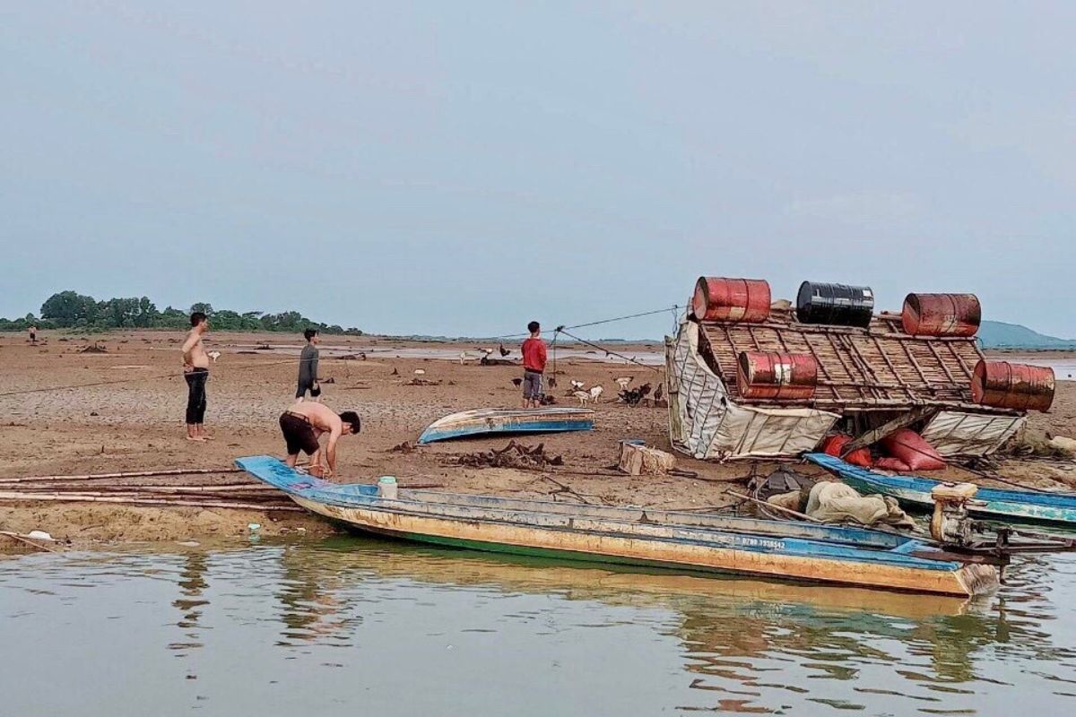 Vớt lồng bè