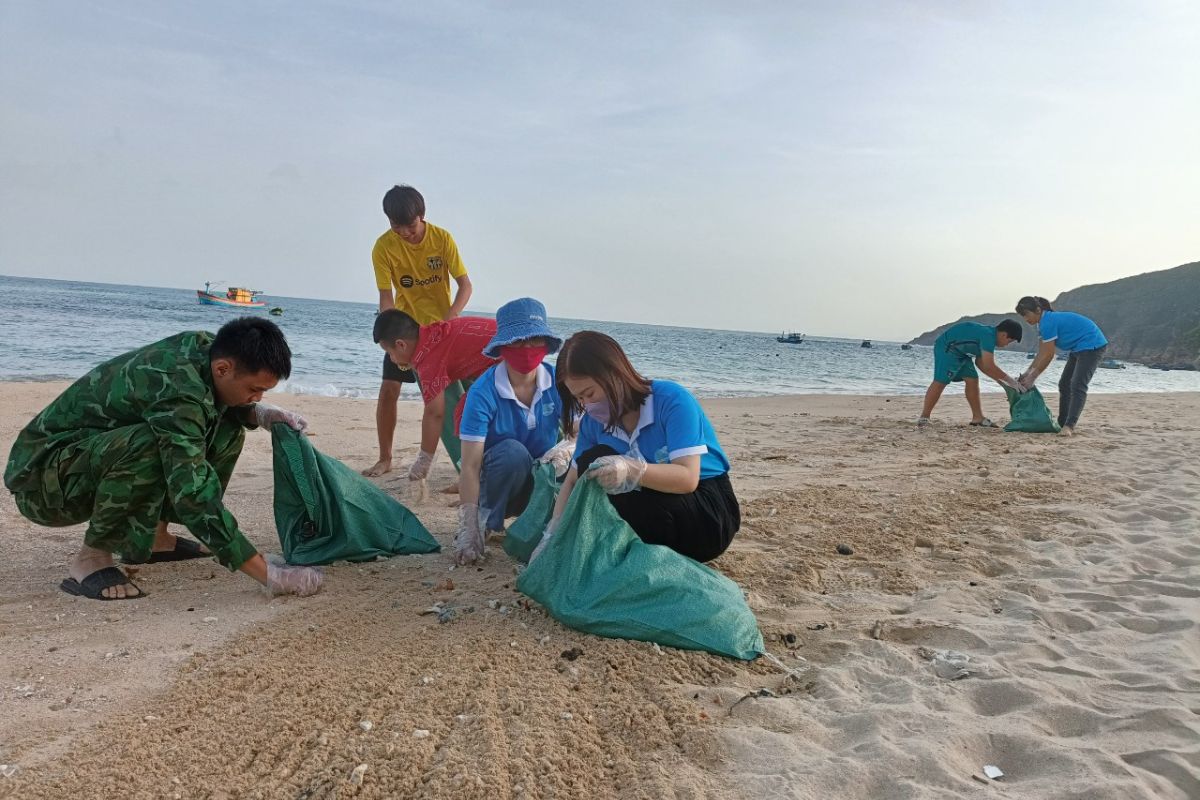 Nhặt rác ở biển