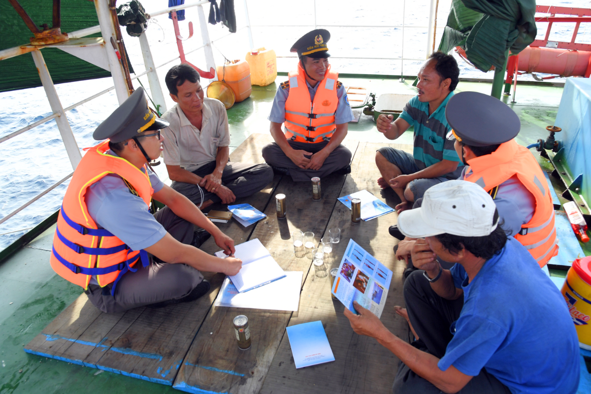 Tuyên truyền pháp luật cho ngư dân