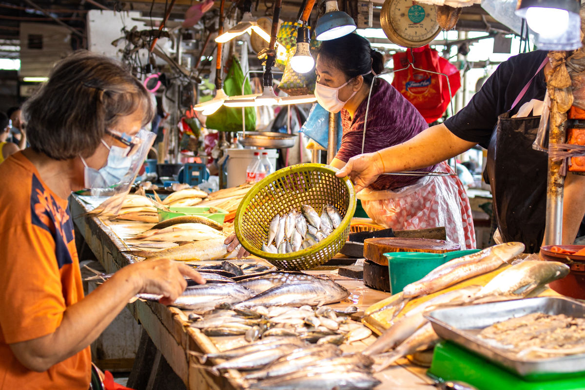 Người tiêu dùng đang chuộng hàng giá rẻ ở chợ truyền thống