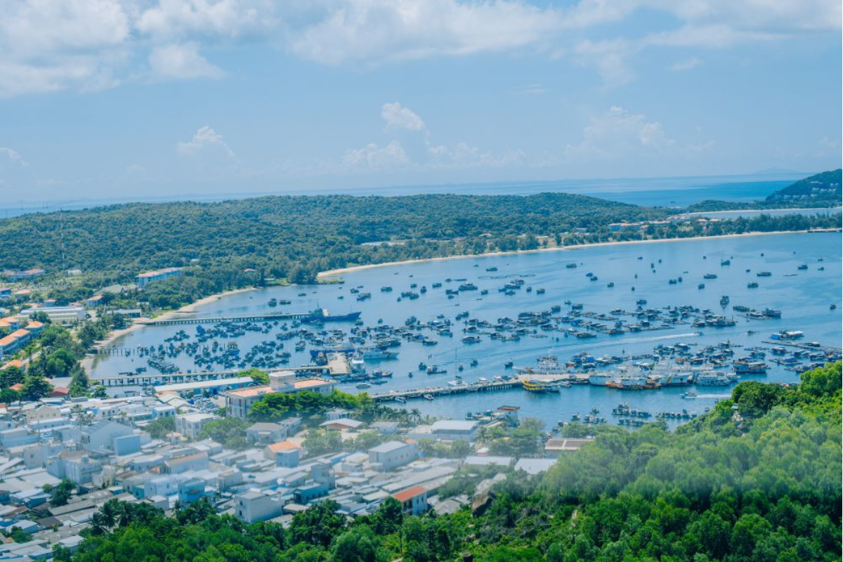 Đặc khu Phú Quốc đang được đề xuất chiến lược đột phá chuyển mình từ điểm đến du lịch đơn thuần thành trung tâm tài chính, công nghệ, logistics tích hợp để phát huy tiềm năng kinh tế biển xanh