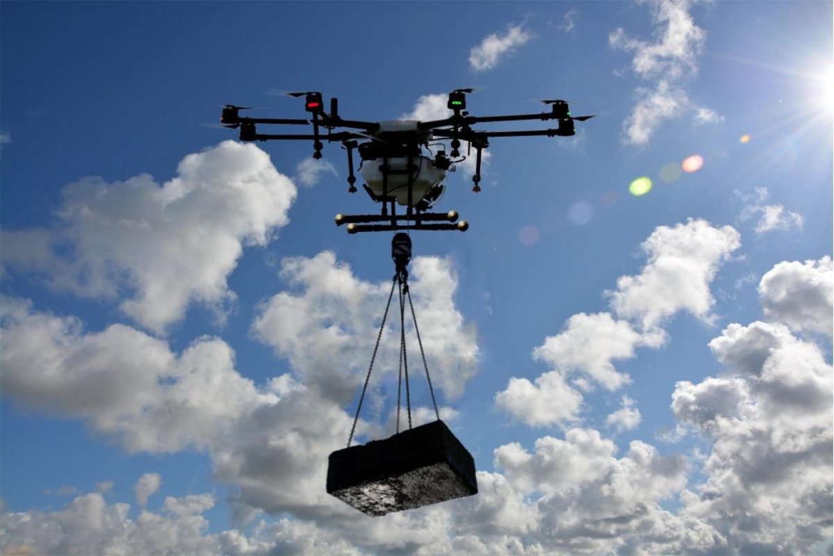 Ví dụ về drone mang tải