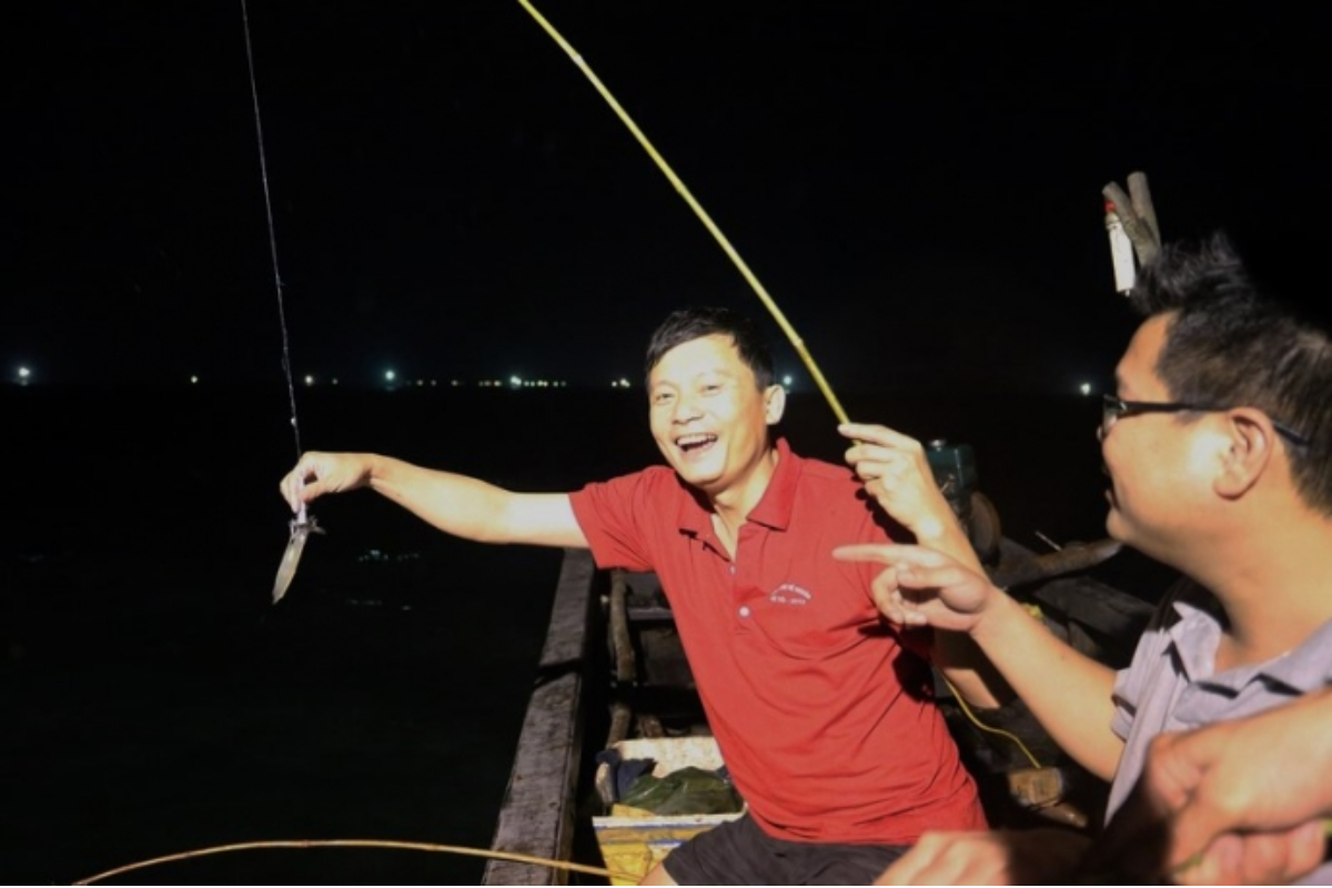 Trải nghiệm câu mực đêm được đón nhận tích cực bởi người du lịch