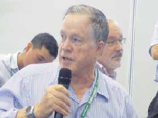 TS Donald Lightner thảo luận trong buổi báo cáo