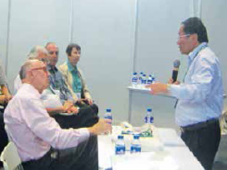 TS Nguyễn Hữu Dũng trình bày báo cáo