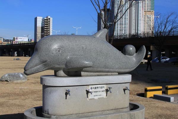 Ulsan là một địa danh nằm trong thung lũng, giữa những ngọn núi. Thành phố nổi tiếng này được biết đến trên toàn thế giới với ngành công nghiệp đóng tàu, ô tô.