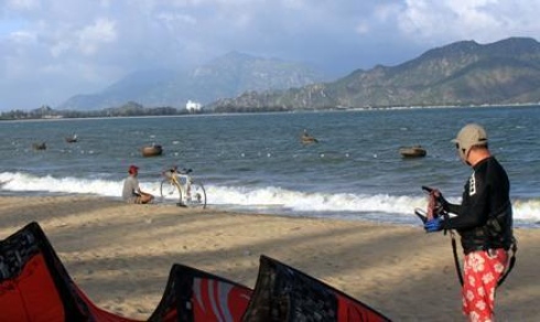 Du khách nước ngoài, tiếc nuối vì không thể chơi trò lướt ván khi mà cả khu bãi tắm bồng bềnh đầy phao và thuyền thúng.