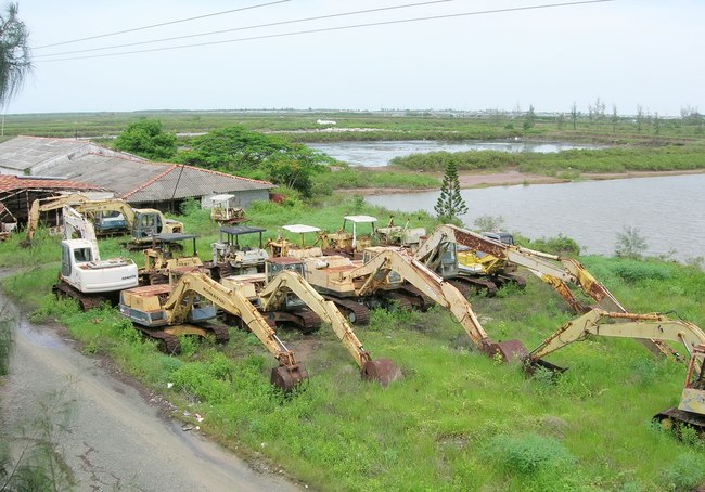 Xe của Công ty Duyên Hải nằm phơi mưa phơi nắng nhiều năm nay.