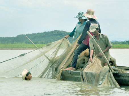 bắt cá trên sông