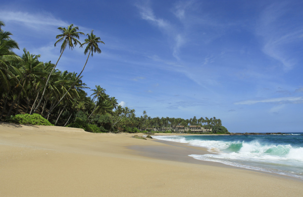 Vùng biển Sri Lanka xinh đẹp. Cho đến nay, việc câu cá trên kheo trở thành hình ảnh đẹp trên những vùng biển của đất nước Sri Lanka. Ngồi trên những chiếc cà kheo vắt vẻo giữa trời và nước, trong ánh hoàng hôn thẫm đỏ, khuôn mặt của họ cũng sáng bừng một màu đỏ, tia sóng vỗ, những cây dừa cao vút, giống như một bức tranh tĩnh vật tuyệt đẹp của thiên nhiên.