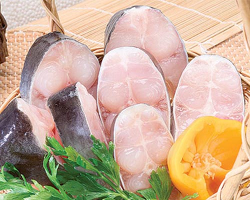 Dùng nước muối để rửa hay dùng muối hột xát lên cá hoặc ngâm cá đã làm sạch vào nước lạnh có pha ít giấm, hoặc trộn vào cá một ít hạt tiêu hay lá nguyệt quế. Như thế, khi nấu nướng, cá không còn mùi tanh (Ảnh: Internet)