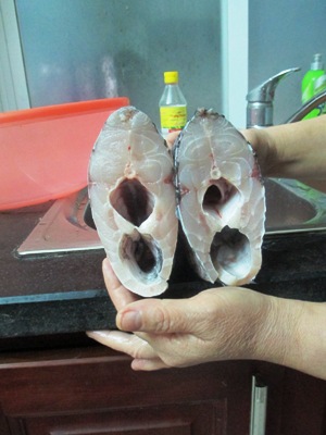 Con cá rô phi có 2 khoang bụng tại nhà bà Hồng