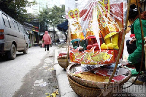 Cá chép giấy, được bán cùng với bộ hia mũ ông Công ông Táo giấy, vừa tiện lại rất rẻ.