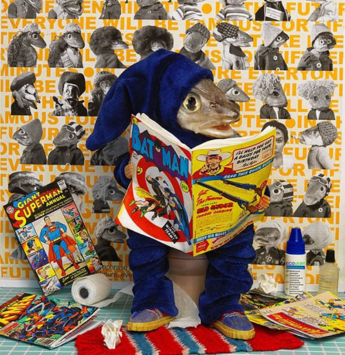 Đọc báo trong nhà vệ sinh.