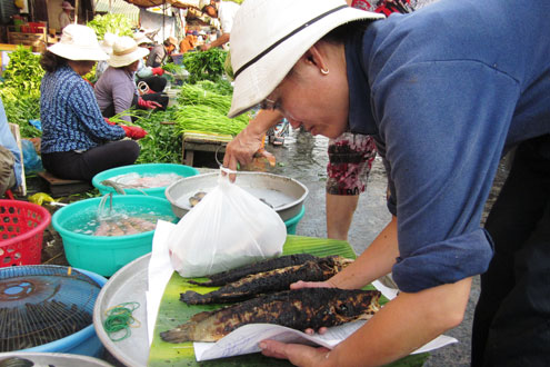 Tại chợ Bà Chiểu (quận Bình Thạnh) cá lóc nướng được bày ra sáng sớm, nướng đến đâu hết đến đó, giá đắt gấp đôi so với ngày thường vẫn cháy hàng. Ngày thường 1kg cá lóc nướng ở các hàng quán khoảng 100.000 đồng nay lên 200.000 đồng.
