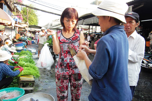 Mặc dù cá nướng giá cao nhưng người dân vẫn chọn những con tầm 1 kg để mua, mong Thần Tài phù hộ nhiều hơn so với năm cũ. Các tiểu thương cho biết, chỉ trong ngày vía thần Tài mới có dịp nhìn thấy nhiều cá lóc được nướng tại chỗ như thế này.