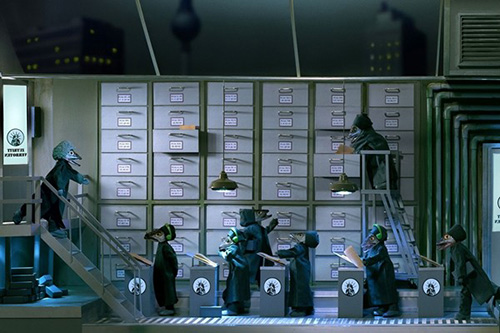 Anne cho biết cô đã nghĩ ra ý tưởng kỳ quặc này nhờ sở thích thời thơ ấu - "mặc quần áo cho những con chuột". Nghệ sĩ chia sẻ: "Gia đình và bạn bè nghĩ rằng tôi bị điên. Còn công chúng, nhiều người yêu thích tác phẩm của tôi nhưng cũng không ít người căm ghét chúng".