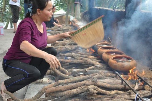 Cá được kho bằng củi cây nhãn. Gỗ nhãn than đượm và giữ lửa lâu.