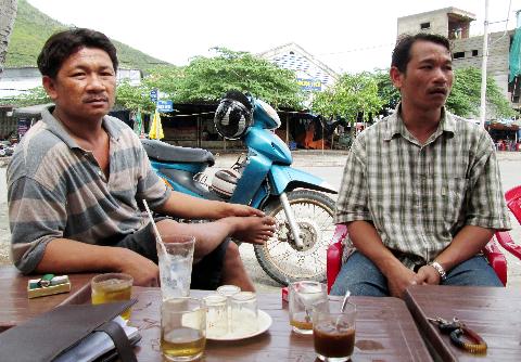 Sáng nào ông Thành (phải) cũng ra cảng Hòn Rớ uống cà phê nắm bắt thông tin giá cả thu mua cá ngừ