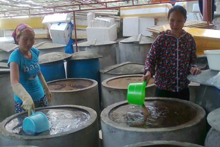Một cơ sở nước mắm tại xã Cẩm Nhượng. Ảnh: Nam Giang
