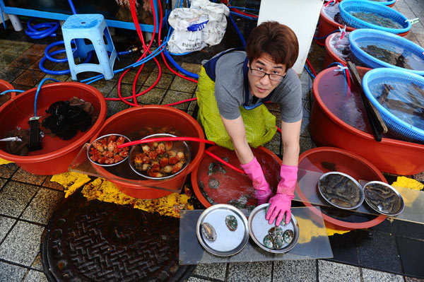 Các mặt hàng hải sản tại chợ bán đều rẻ hơn so với ở siêu thị. Giá chỉ từ 10.000 won (200.000 VND) một kg, được khoảng 20 con mực loại vừa.