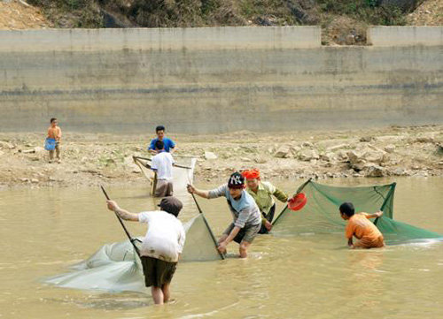 Vào mùa mưa, nước ngập tới tường bê tông nhưng mùa này nước cạn