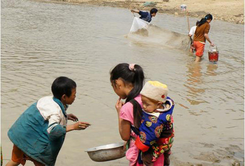 Trẻ em cũng tham gia vào “cuộc vui” này