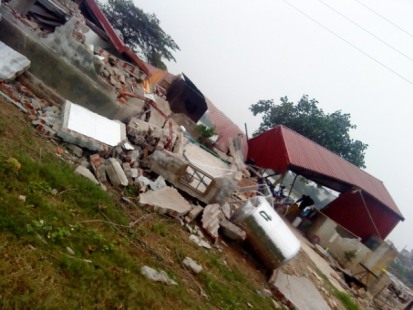 đập phá nhà cửa