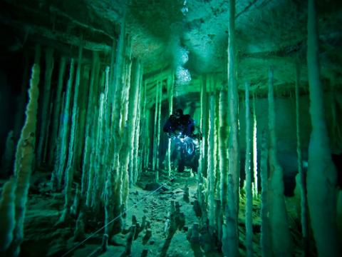 Lặn ở những hang động ngập nước tại Bahamas là một điều cực kỳ nguy hiểm, nhưng phần thưởng cho các nhà khoa học là cảnh quan tuyệt đẹp và sự khám phá về địa chất học, khảo cổ học và sinh học. Các hang động tại đây sâu hàng chục mét.