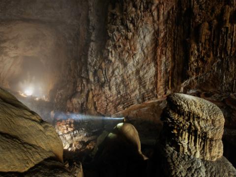 Hang Sơn Đoòng nằm trong quần thể hang động Phong Nha - Kẻ Bàng, tỉnh Quảng Bình, là hang động tự nhiên lớn nhất thế giới. Hang có chiều rộng 150 m, cao hơn 200 m, dài ít nhất là 5 km. Hang có đoạn cao đến nửa dặm và có thể chứa lọt một tòa nhà cao 40 tầng.