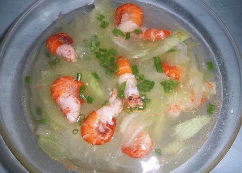 Bát canh dưa hường với màu đỏ tươi của tôm thật hấp dẫn. Ảnh: P.T.