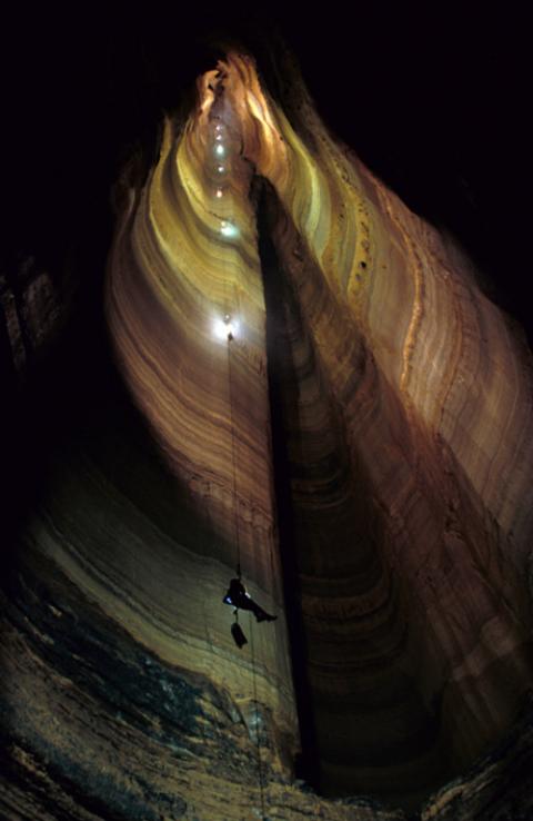 Hang sâu nhất ở lục địa Mỹ được phát hiện nằm dưới ngọn núi Pigeon ở Georgia với độ sâu 179 m. Đây là một trong những hang động sâu nhất hành tinh. Khi ném một viên đá xuống đáy hang, nó phải rơi mất 8 giây. 