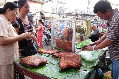 Ngoài món cá lóc, thịt heo quay cũng không thể thiếu trong mâm cúng vía Thần Tài. Giá thịt heo quay 220.000 đồng một kg. 