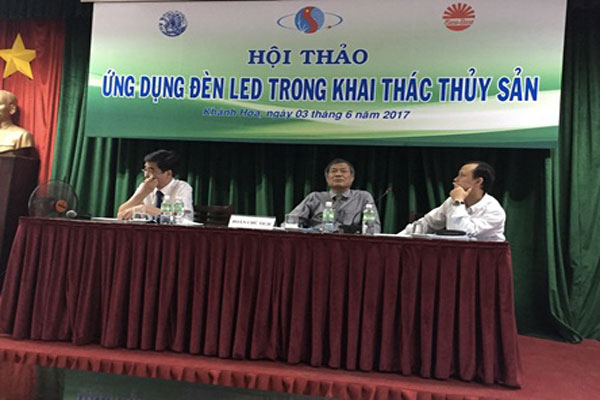 dùng đèn LED trong khai thác thủy sản