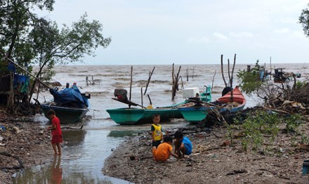 bờ biển sạt lở