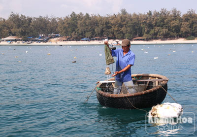 kiểm tra bẫy tôm