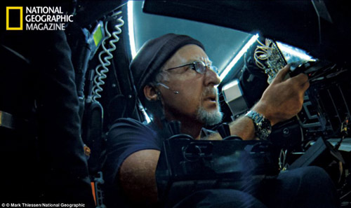 James Cameron trong khoang lái chật hẹp của tàu lặn Deepsea Challenger.